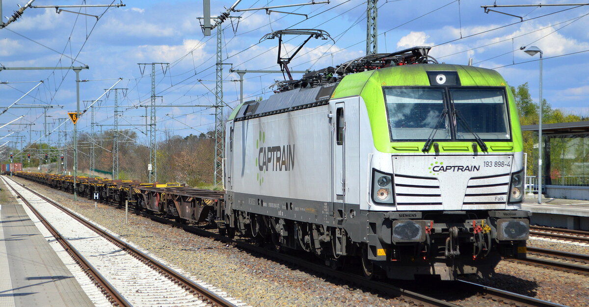 ITL - Eisenbahngesellschaft mbH, Dresden [D] mit  193 898-4  [Name: Falk] (NVR:  91 80 6 193 898-4 D-ITL ) und schwach ausgelastetem Containerzug am 26.04.22 Durchfahrt Bf. Golm.