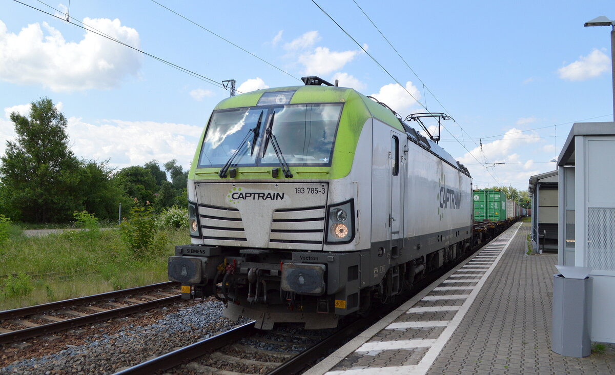 ITL - Eisenbahngesellschaft mbH, Dresden [D] mit  193 785-3  [NVR-Nummer: 91 80 6193 785-3 D-ITL] und Containerzug am 01.06.22 Durchfahrt Bf. Biederitz.