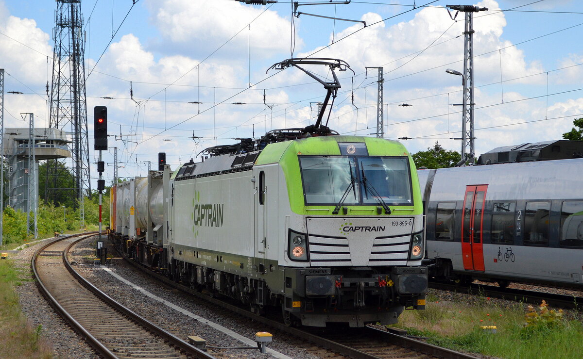 ITL - Eisenbahngesellschaft mbH, Dresden [D] mit  193 895-0  [NVR-Nummer: 91 80 6193 895-0 D-ITL] und Containerzug am 01.06.22 Durchfahrt Bf. Biederitz.