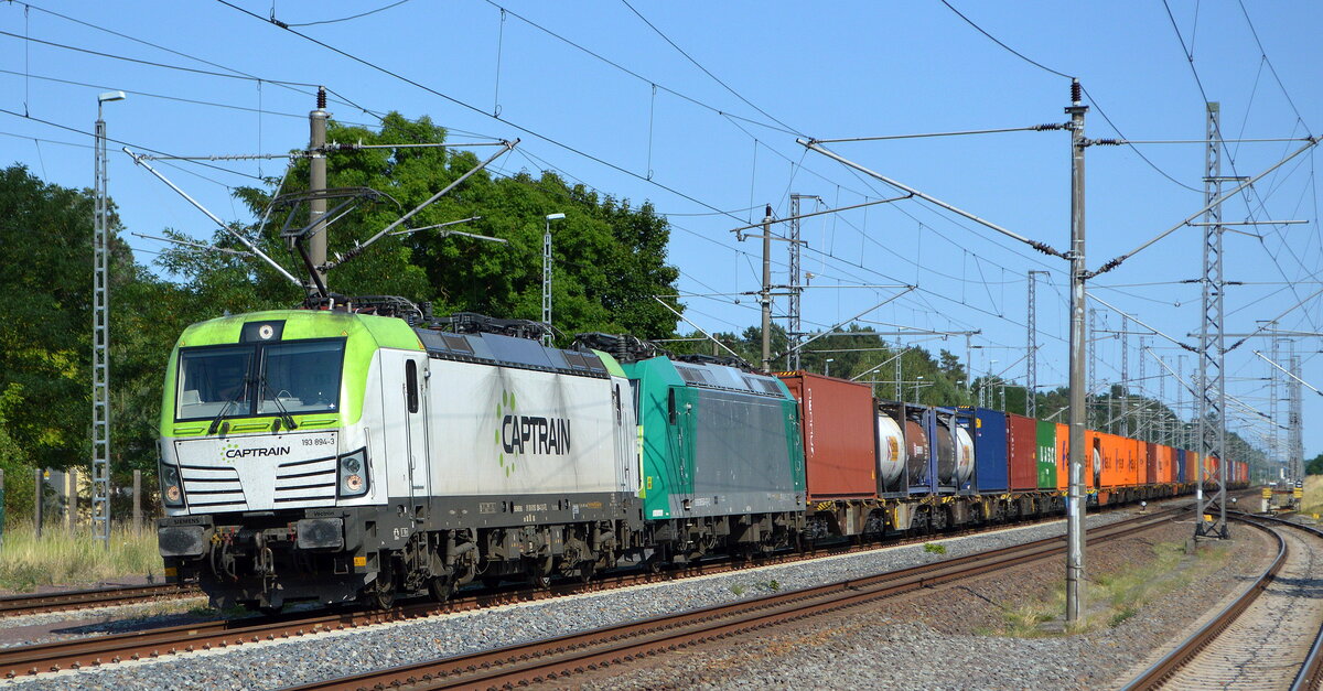 ITL - Eisenbahngesellschaft mbH, Dresden [D]  193 894-3  [NVR-Nummer: 91 80 6193 894-3 D-ITL] mit  185 543-6  [NVR-Nummer: 91 80 6185 543-6 D-ITL] und Containerzug am Haken am 19.07.22 Durchfahrt Bahnhof Glöwen.

