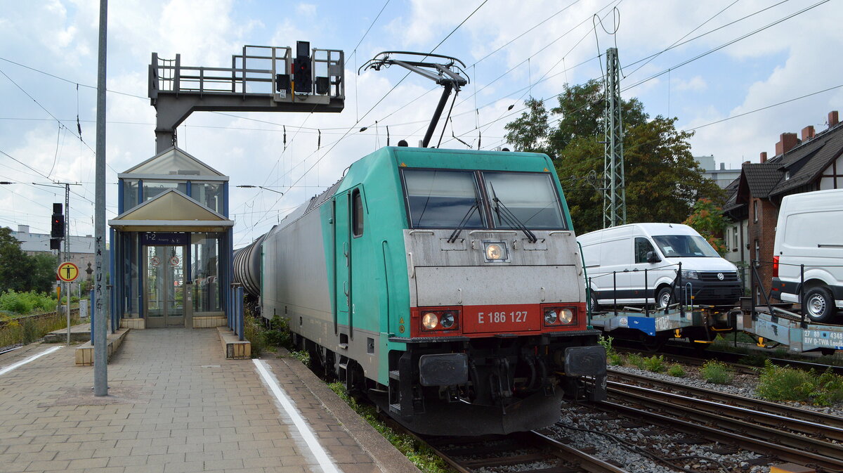 ITL - Eisenbahngesellschaft mbH, Dresden [D] mit der Alpha Trains Lok   E 186 127  [NVR-Nummer: 91 80 6186 127-7 D-ITL] und einem Kesselwagenzug am 25.08.22 Durchfahrt Bahnhof Magdeburg-Neustadt.