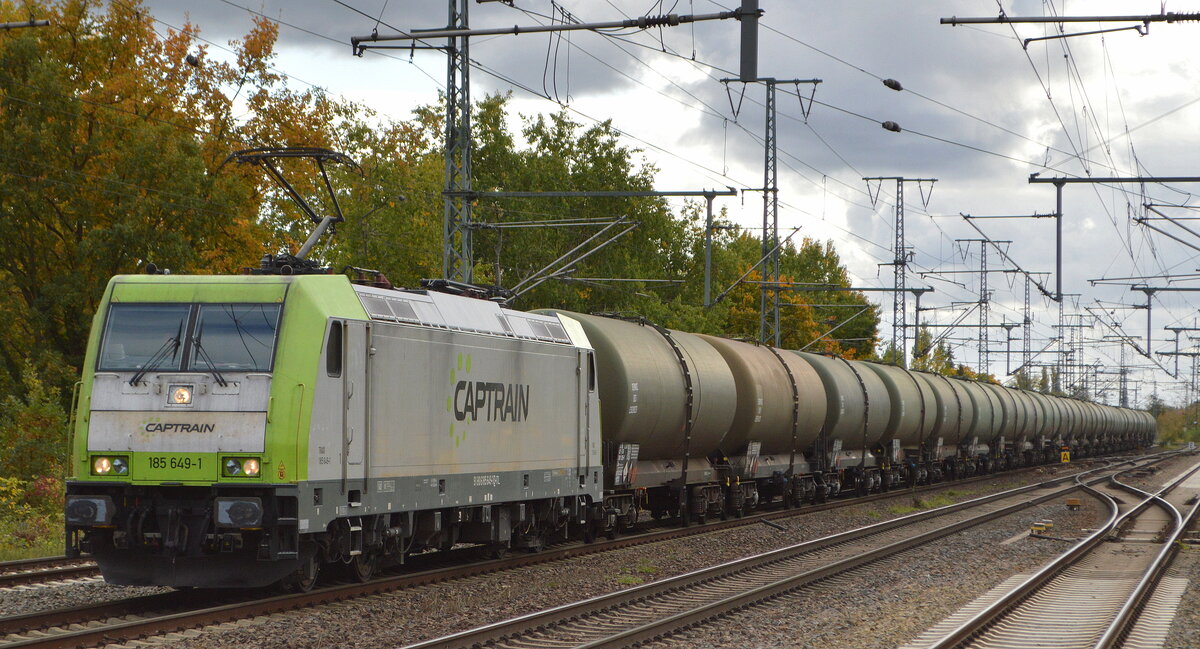 ITL - Eisenbahngesellschaft mbH, Dresden [D] mit  185 649-1  [NVR-Nummer: 91 80 6185 649-1 D-ITL] und einem interessanten Kesselwagenzug, diese in militärisch grüner Farbe daherkommenden Kesselwagen (Ganzzug) aus Frankreich von der Abteilung Service des Essences des Armées (F-SEA) der französischen Armee enthalten lt. UN-Nr.: 30/1863 = 	Düsenkraftstoff, Dampfdruck bei 50 °C größer als 110 kPa. Gesichtet bei der Durchfahrt Bahnhof Golm am 19.10.22