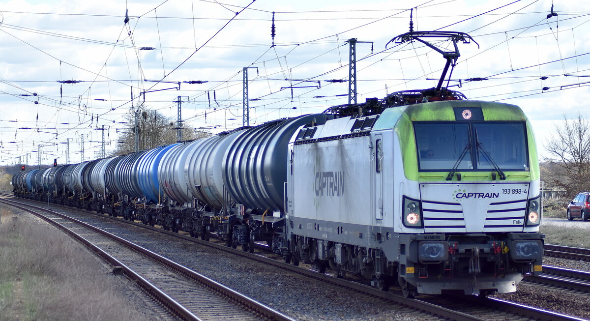 ITL - Eisenbahngesellschaft mbH, Dresden [D] mit ihrer  193 898-4 . Name:  Falk  [NVR-Nummer: 91 80 6193 898-4 D-ITL] und einem Kesselwagenzug am 28.03.23 Durchfahrt Bahnhof Saarmund.