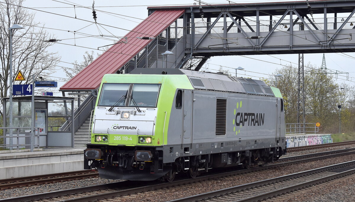 ITL - Eisenbahngesellschaft mbH, Dresden [D] mit ihrer  285 119-4  [NVR:  92 88 0076 108-4 B-ITL ] am 18.04.23 Durchfahrt Bahnhof Saarmund.