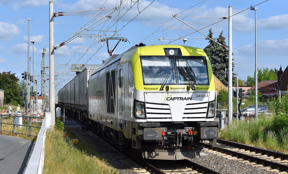 ITL - Eisenbahngesellschaft mbH, Dresden [D] mit ihrer recht neuen Vectron Dual  248 032-5  [NVR-Nummer: 90 80 2248 032-5 D-ITL] und einem KLV-Zug am 25.05.23 Durchfahrt Bahnhof Lutherstadt Wittenberg-Piesteritz.