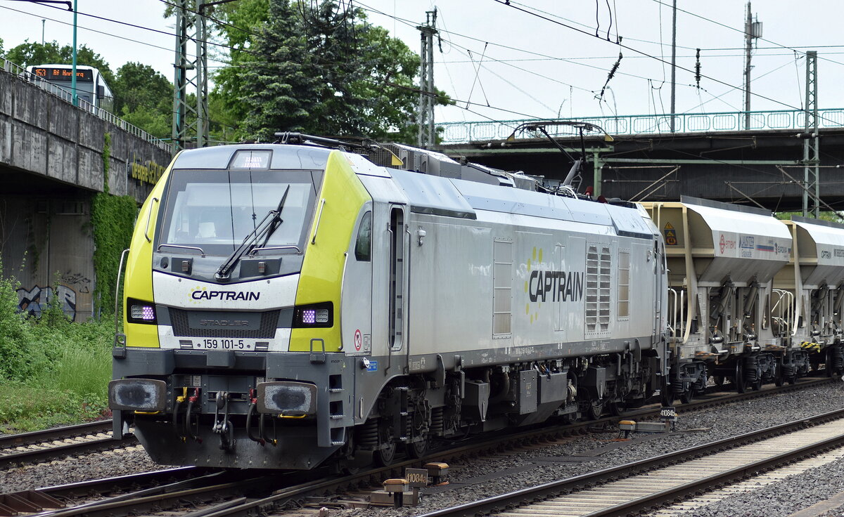 ITL - Eisenbahngesellschaft mbH, Dresden [D] mit ihrer  159 101-5  [NVR-Nummer: 90 80 2159 101-5 D-ITL] und einem Schüttgutwagenzug am 22.05.20 Vorbeifahrt Bahnhof Hamburg Harburg.