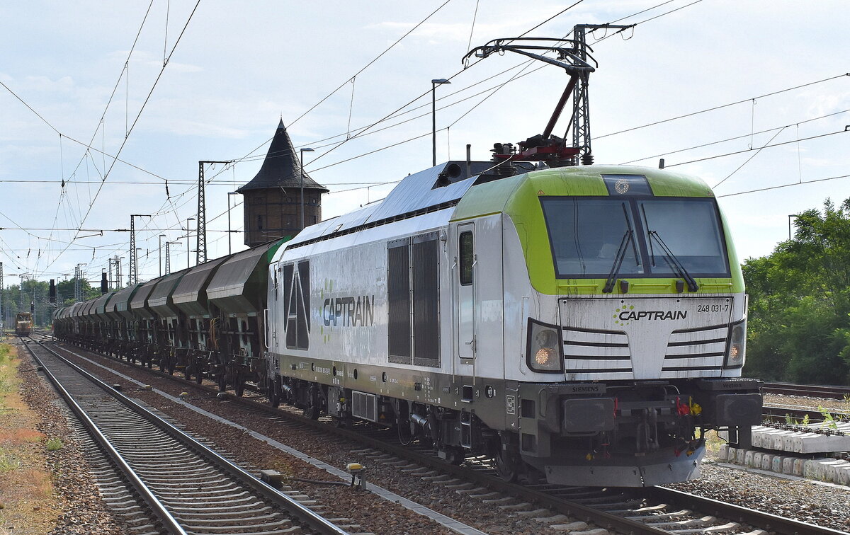 ITL - Eisenbahngesellschaft mbH, Dresden [D]  mit ihrer Vectron Dual Lok  248 031-7  [NVR-Nummer: 90 80 2248 031-7 D-ITL] und einem Ganzzug firmeneignen Schüttgutwagen mit Schwenkdach am 15.06.23 Durchfahrt Bahnhof Ruhland. 