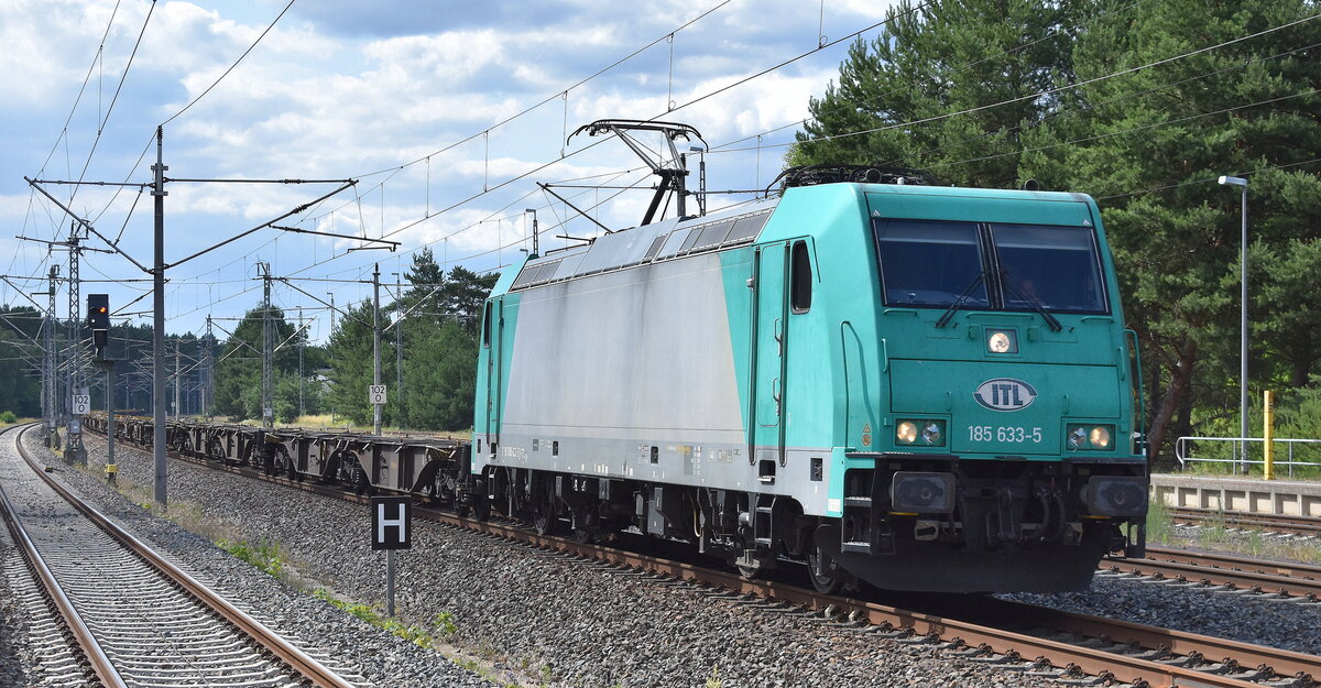ITL - Eisenbahngesellschaft mbH, Dresden [D] mit ihrer  185 633-5  [NVR-Nummer: 91 80 6185 633-5 D-ITL] und einem fast leeren Containerzug am 28.06.23 Höhe Bahnhof Glöwen.