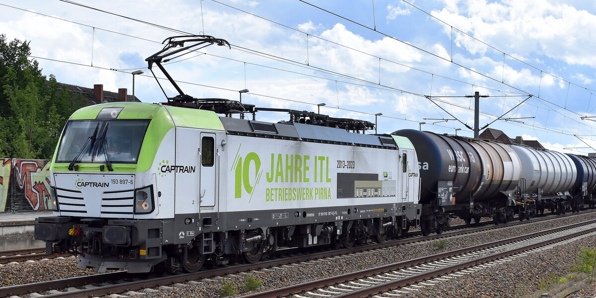 ITL - Eisenbahngesellschaft mbH, Dresden [D] mit ihrer  193 897-6  [NVR-Nummer: 91 80 6193 897-6 D-ITL] und einem Kesselwagenzug am 01.08.23 Höhe Bahnhof Luckenwalde.