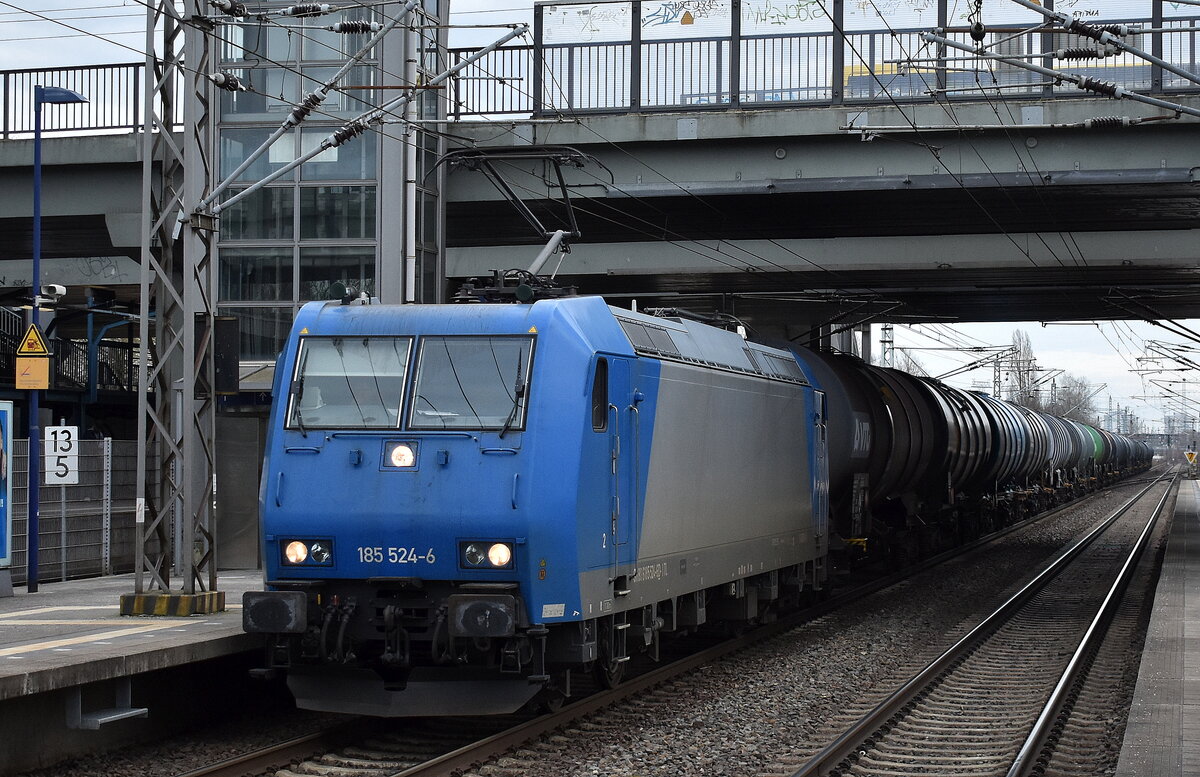 ITL - Eisenbahngesellschaft mbH, Dresden [D] mit der  185 524-6  [NVR-Nummer: 91 80 6185 524-6 D-ITL] und einem Kesselwagenzug am 16.02.24 Durchfahrt Bahnhof Berlin-Hohenschönhausen.