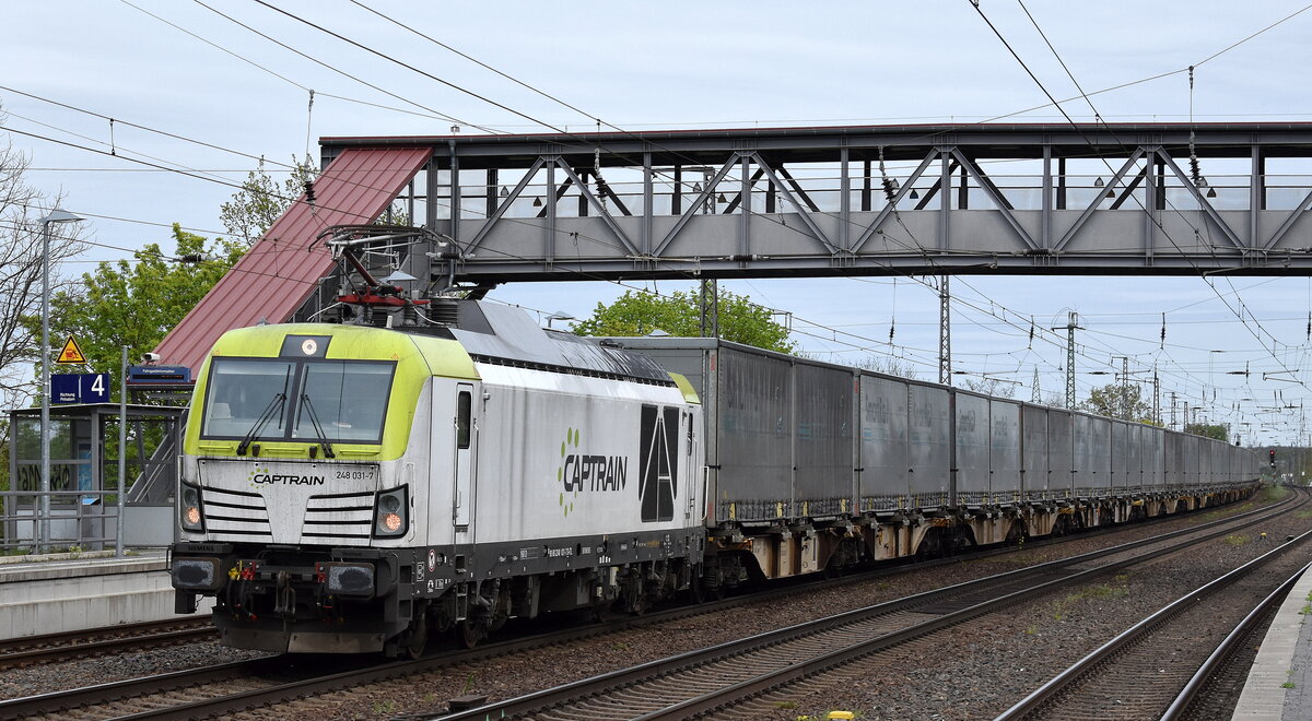 ITL - Eisenbahngesellschaft mbH, Dresden [D] mit ihrer Vectron Dual Lok  248 031-7  [NVR-Nummer: 90 80 2248 031-7 D-ITL] und einem KLV-Zug (SmartRail Wechselbrücken) am 11.04.24 Höhe Bahnhof Saarmund.