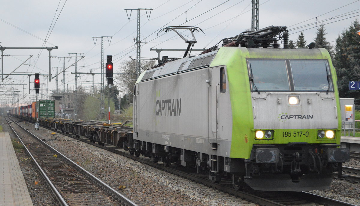 ITL Eisenbahngesellschaft mbH, Dresden [D] mit  185 517-0  [NVR-Nummer: 91 80 6185 517-0 D-ITL] und mäßig beladenem Containerzug am 07.12.20 Bf. Golm (Potsdam) Richtung Norden.
