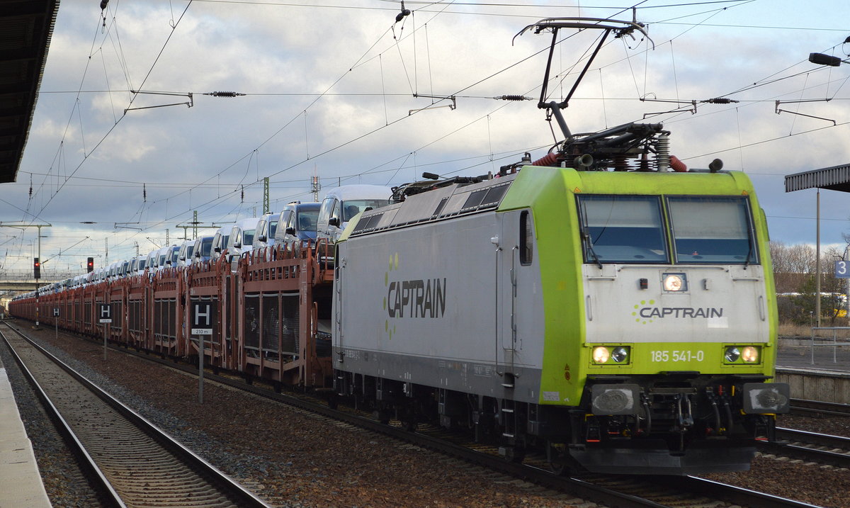 ITL - Eisenbahngesellschaft mbH mit der Captrain  185 541-0  [NVR-Number: 91 80 6185 541-0 D-ITL] und einem Fahrzeugtransport-Zug mit fabrikneuen VW Nutzfahrzeugen aus polnischer Produktion am 10.01.19 Bf. Flughafen Berlin-Schönefeld.