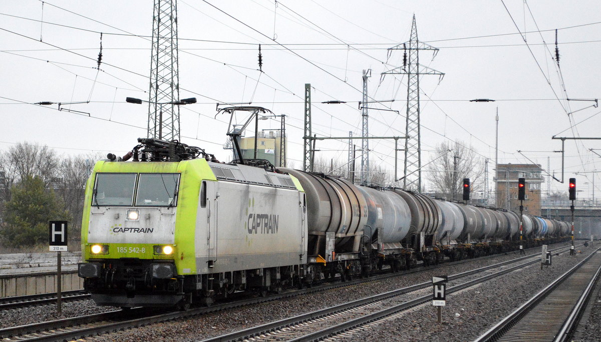 ITL - Eisenbahngesellschaft mbH mit der Captrain   185 542-8  [NVR-Number: 91 80 6185 542-8 D-ITL] und Kesselwagenzug (Dieselkraftstoff) am 15.01.19 Durchfahrt Bf. Flughafen Berlin-Schönefeld.