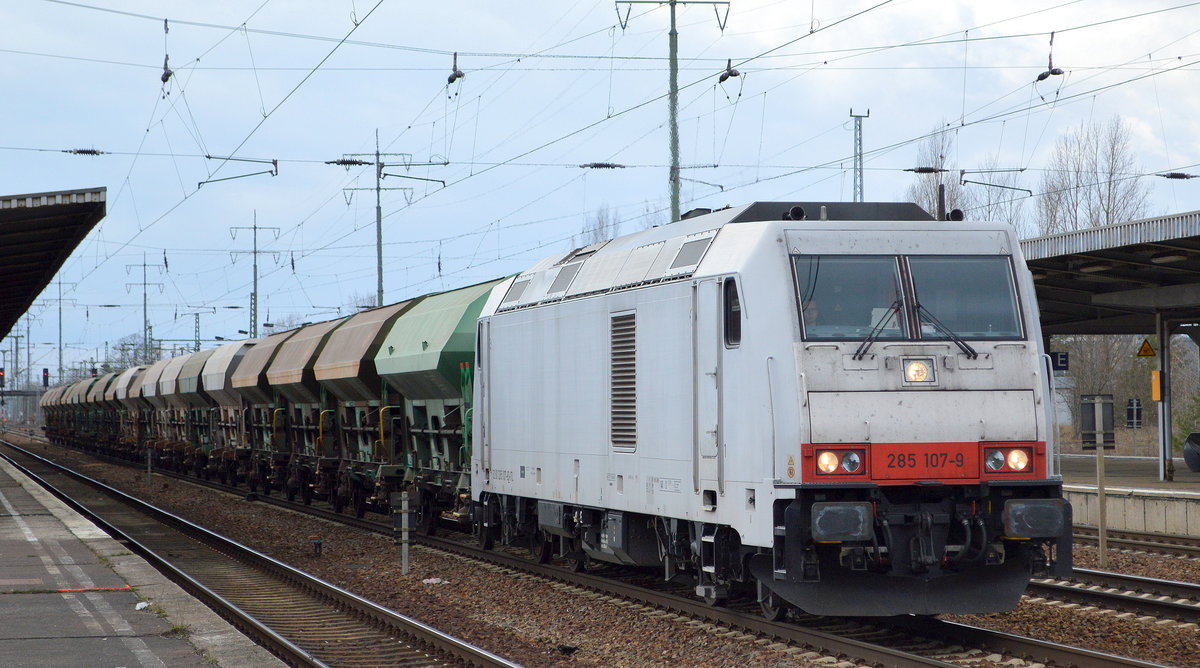 ITL - Eisenbahngesellschaft mbH mit  285 107-9  [NVR-Number: 92 80 1285 107-9 D-ITL] und firmeneigenen Schotterwagen am 05.02.19 Bf. Flughafen Berlin-Schönefeld.