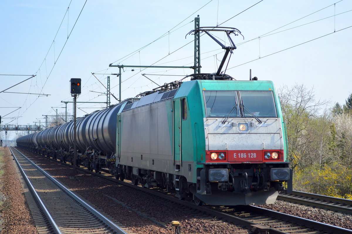 ITL - Eisenbahngesellschaft mbH mit  E 186 128  [NVR-Number: 91 80 6186 128-5 D-ITL] mit Kesselwagenzug am 02.04.19 Dresden-Strehlen.
