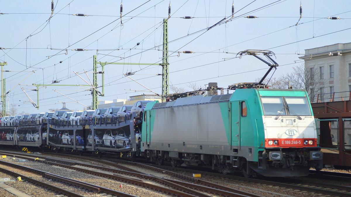 ITL - Eisenbahngesellschaft mbH mit  E 186 246-5  [NVR-Number: 91 80 6186 246-5 D-ITL] mit PKW-Transportzug Durchfahrt Dresden-Hbf. am 02.04.19