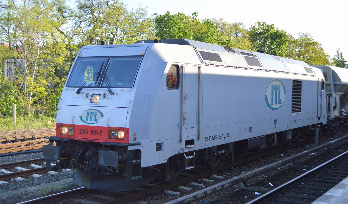 ITL - Eisenbahngesellschaft mbH mit  285 109-5  [NVR-Number: 92 80 1285 109-5 D-ITL] und einem langen Schüttgutwagenzug (leer) wartet auf Signalfreigabe gegenüber dem S-Bahnhof Berlin-Neukölln, 30.04.19