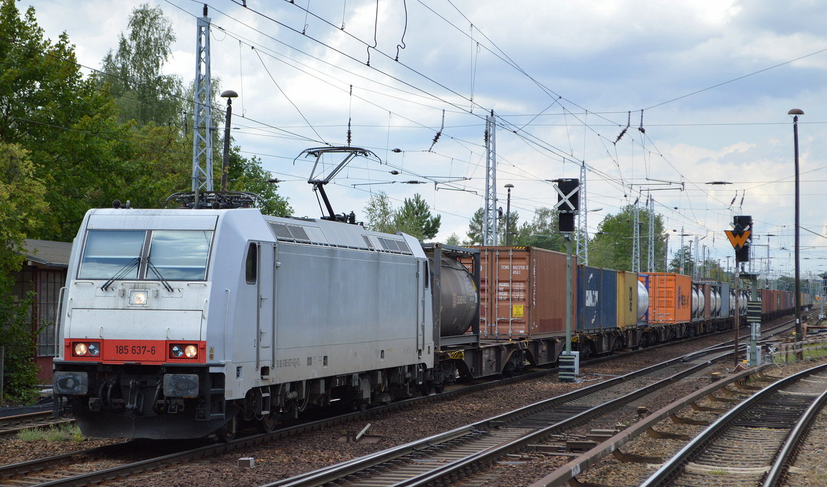 ITL - Eisenbahngesellschaft mbH mit  185 637-6  (NVR-Nummer: 91 80 6185 637-6 D-ITL) und Containerzug am 13.08.19 Berlin Hirschgarten Richtung Frankfurt/Oder.