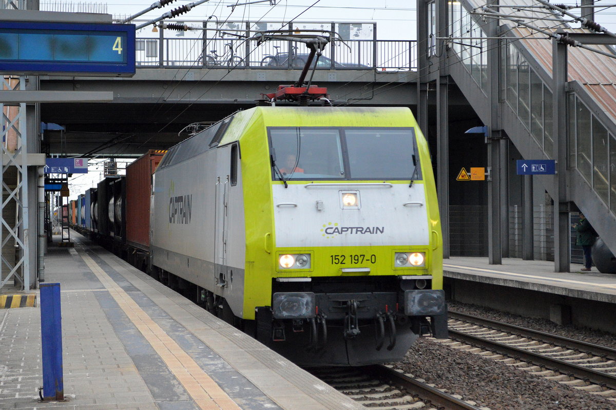 ITL mit der Captrain Lok  152 197-0  [NVR-Number: 91 80 6152 197-0 D-ITL] und Containerzug am 21.02.19 Durchfahrt Bf. Berlin-Hohenschönhausen.