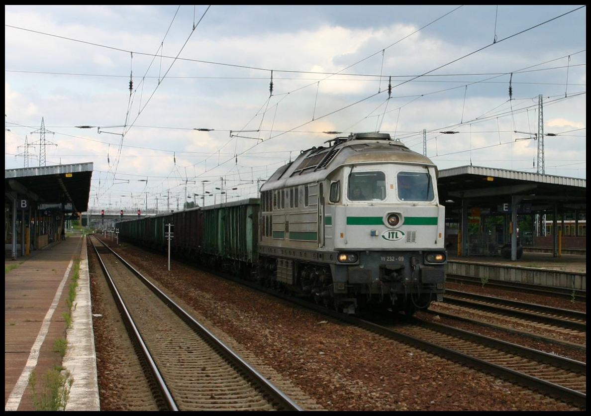 ITL W 232-09 kommt hier mit einem Güterzug am 30.5.2007 durch den Bahnhof Berlin Schönefeld.