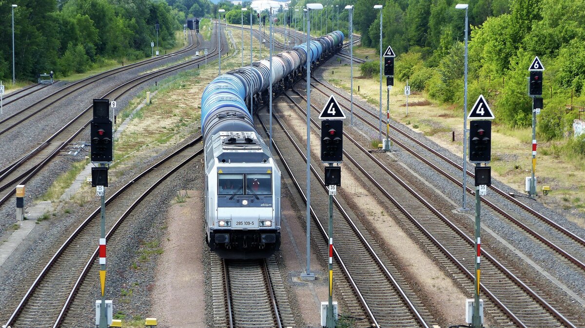 ITL/Akiem 285 109-5 TRAXX DE ( 9280 1285 109-5 D-ITL ) bringt einen leeren Kesselwagenzug vom Gaskraftwerk Gera ins DB Netz am 26.6.2023