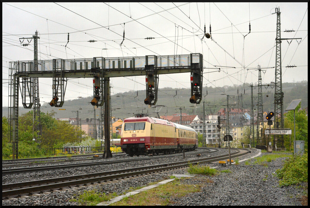 It's TEE-time: DB Museum 101 001 mit dem AKE-Rheingold (Dortmund - Salzburg) am 21.04.2024 bei bei strömenden Regen in Würzburg.