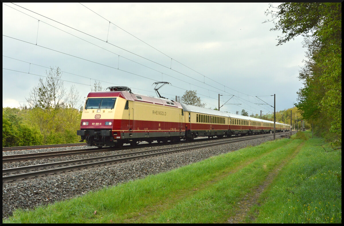 It's TEE-time: DB Museum 101 001 mit dem AKE-Rheingold (Salzburg - Dortmund) am 25.04.2024 bei Rottendorf.
