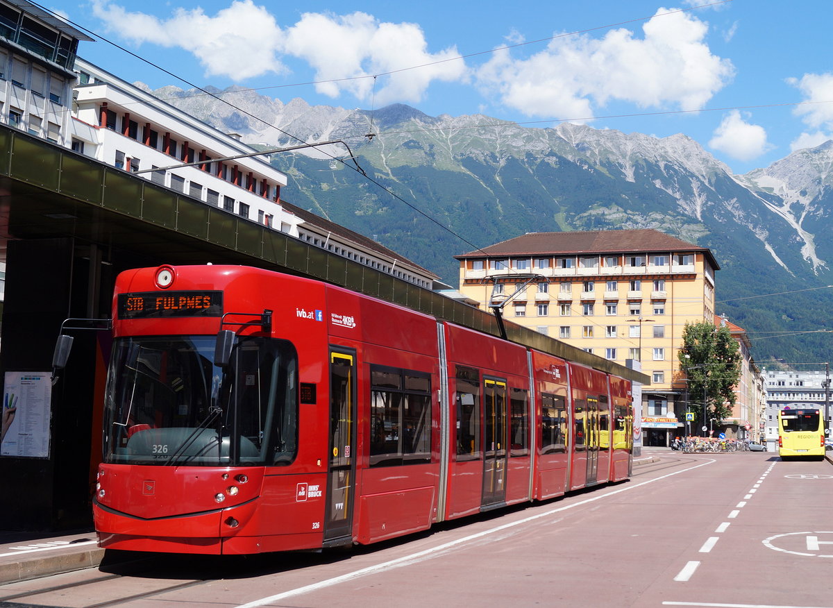 IVB 326 (Bombardier Flexity Outlook Cityrunner) als STB (Innsbruck Hbf - Fulpmes Bahnhof) in Innsbruck Hbf (Sdtiroler Platz), 16.08.2018.