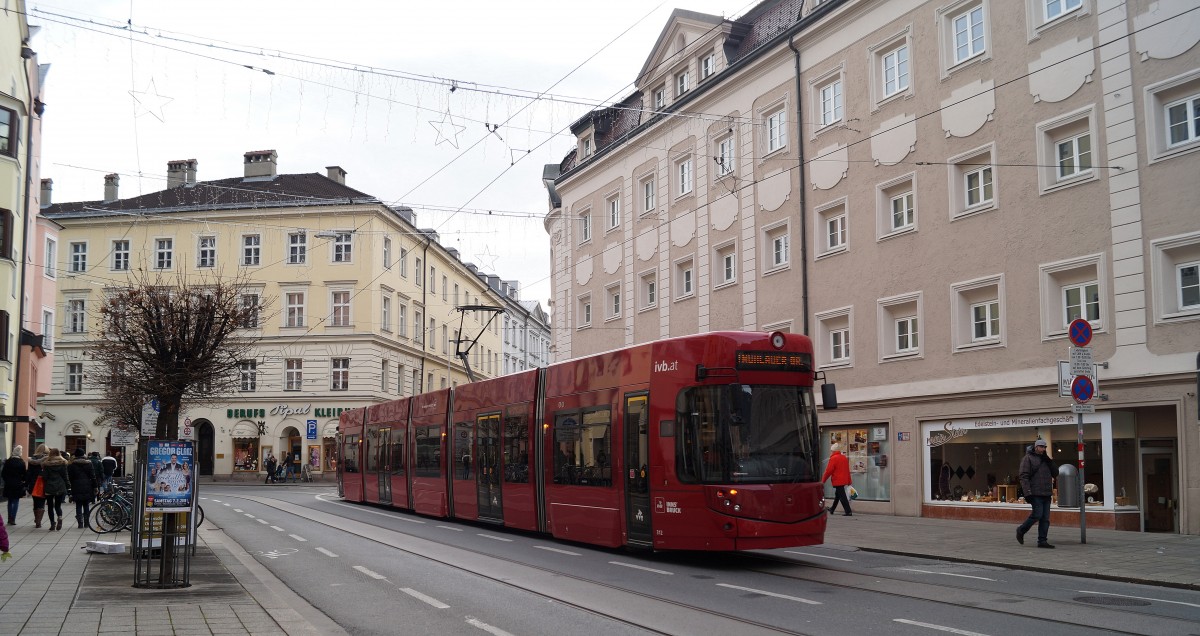IVB Straßenbahn 312 auf der Linie 1 (Bergisel - Mühlauer Brücke) am 13. Dezember 2014 nahe der Haltestelle Innsbruck Maria-Theresien-Straße.