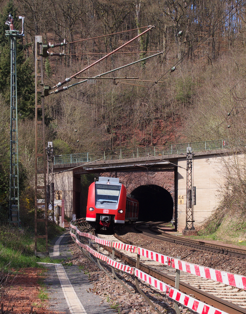 Ivie´s Sonntagsbild - 425 136 verläßt als RB Trier - Homburg gerade den Mettlacher Tunnel und gleich gibt es einen Planhalt in Besseringen. 12.04.2015 Strecke 3230 Saarbrücken - Karthaus