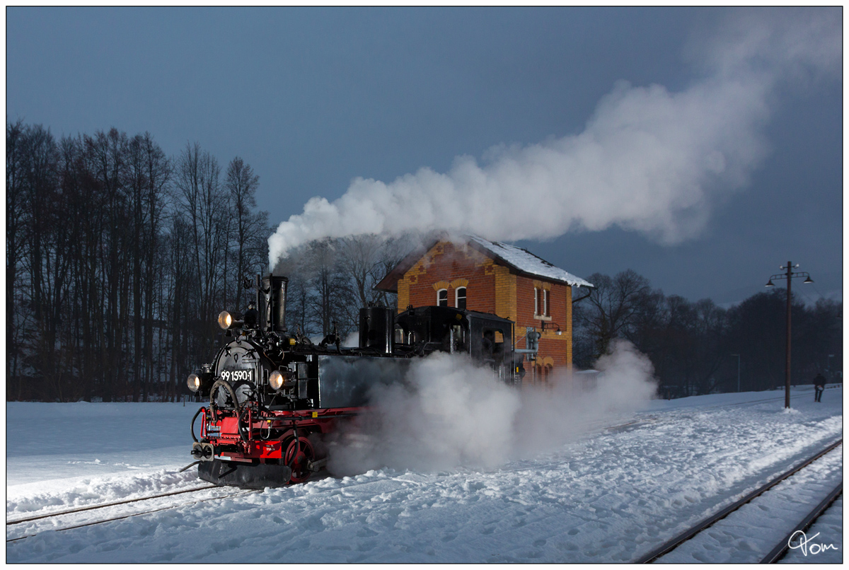 IVk 99 1590 der Preßnitztalbahn (Steinbach-Jöhstadt) beim Wassernehmen im Bahnhof Steinbach. 02.02.2019