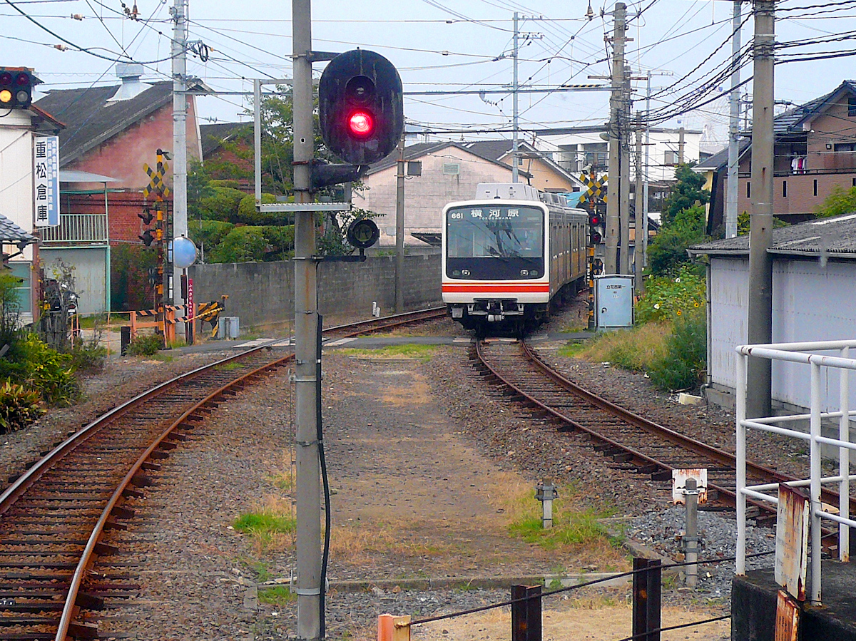 Iyo-Bahn auf der Insel Shikoku: Auf der Yokogawara-Linie ins Hinterland von Matsuyama begegnet einer der beiden Zweiwagenzüge Serie 600, ausnahmsweise neu an die Iyo-Bahn geliefert im Jahr 1995. Zug 611-661, Tachibana, 18.September 2009. 