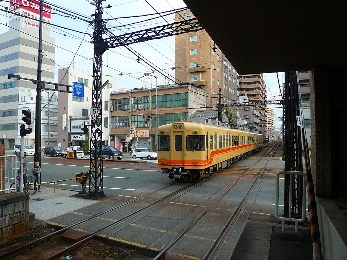 Iyo-Bahn Dreiwagenzug 766 in der Stadt Matsuyama, 17.September 2009. Diese Züge der Serie 700 wurden aus alten Wagen des Keiô-Konzerns in Tôkyô mit Baujahren 1963-1969 zusammengestückelt; daraus entstanden für die Iyo-Bahn 6 Dreiwagen- und 2 Zweiwagenzüge.  