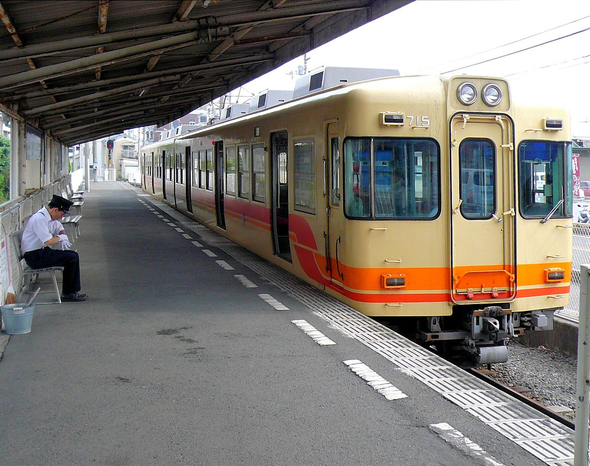 Iyo-Bahn, Gunchû-Linie. Endstation Gunchû Hafen mit dem Zweiwagenzug 715-765. Der Wagenführer vertreibt sich die Wartezeit bis zur Rückfahrt mit dem Betrachten des Sekundenzeigers auf seiner Uhr. 18.September 2009. 