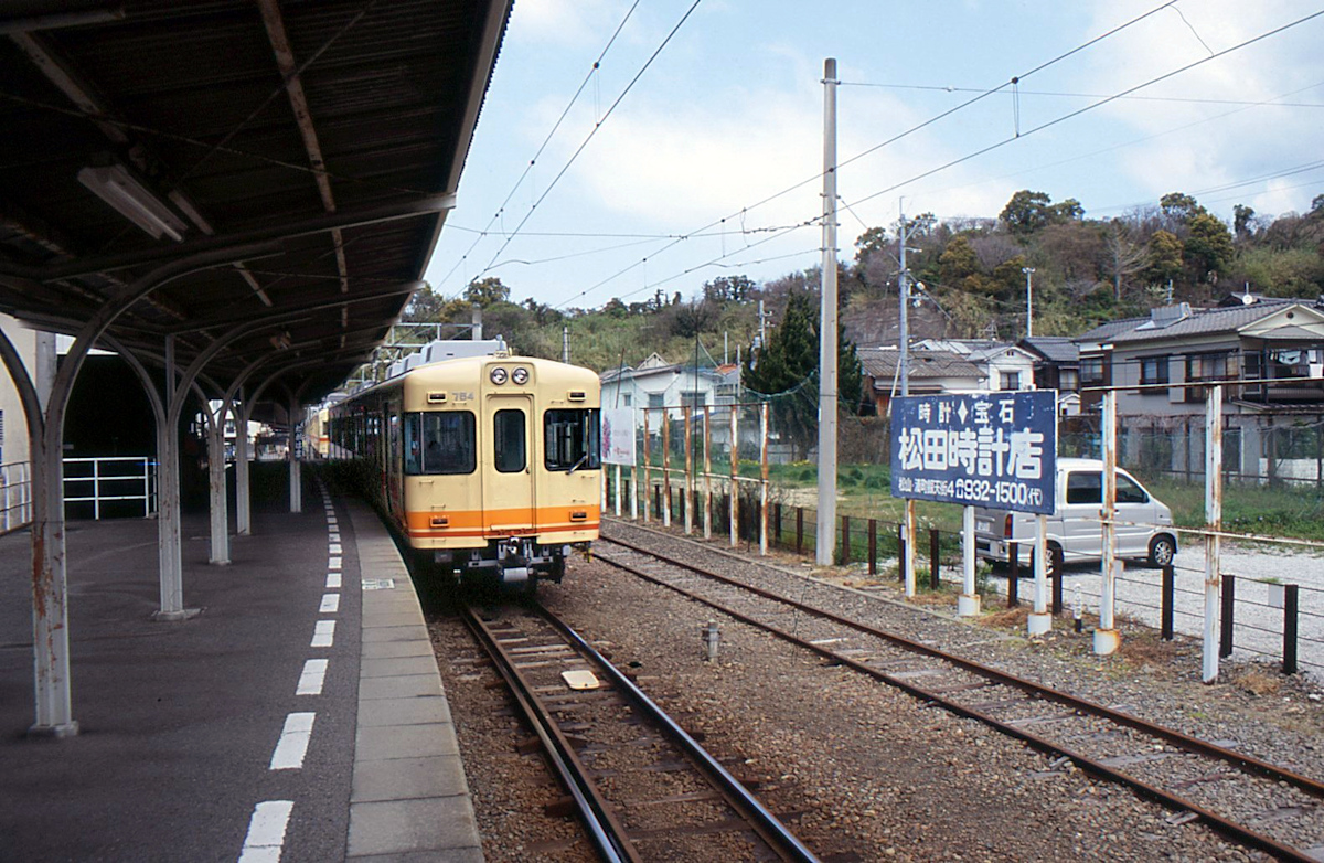 Iyo-Bahn, Takahama-Linie. Diese 9,4 km lange Linie, die schon 1888 eröffnet wurde, stellt die Hauptverbindung zum Passagierhafen von Matsuyama in Takahama dar. Im Bild wartet Zug 714-764 in der kleinen ländlichen Endstation Takahama, 8. April 2008. 