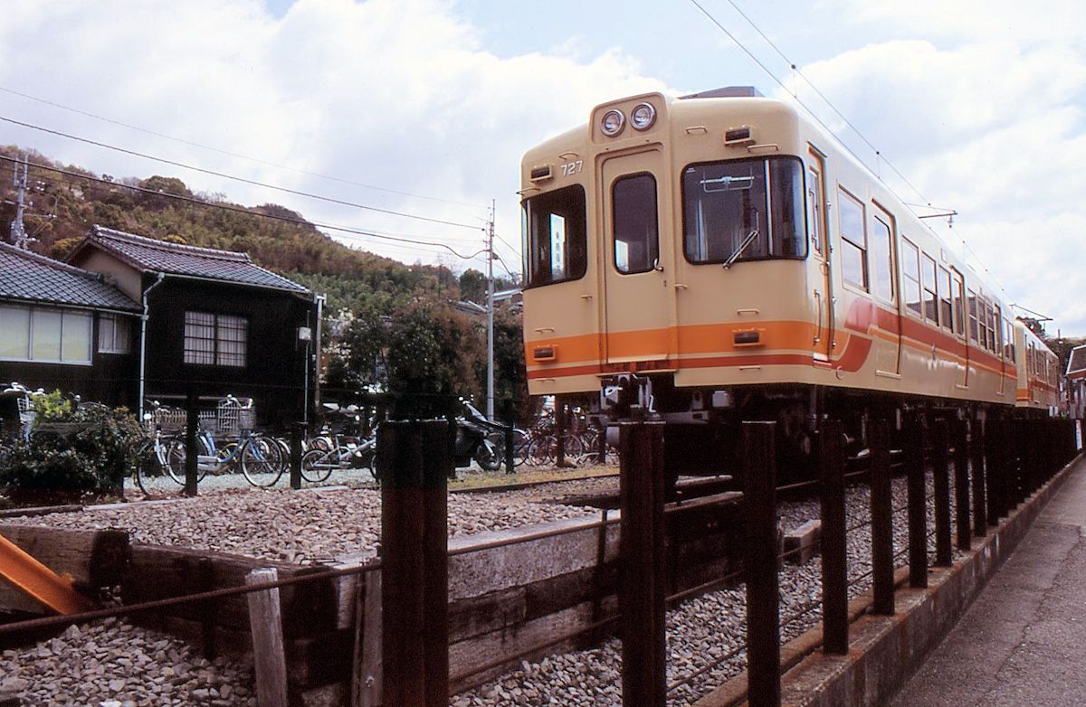 Iyo-Bahn, Takahama-Linie. Zusatzwagen 727 (ehemals S-Bahn Tôkyô, Keiô-Konzern), abgestellt an der Endstation Takahama. 8.April 2008. 