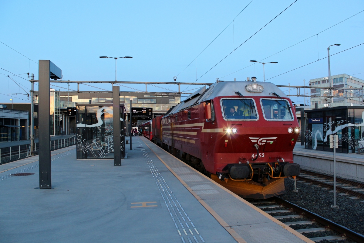 Ja auch in Norwegen gibt es Verzögerungen im Betriebsablauf. Am 09.10.2019 wird der Tageszug der Nordlandbahn mit etwa 20 Minuten Verspätung in Trondheim zur Fahrt nach Bodø bereitgestellt. Hinter der Lok ist eine Art Generatorwagen eingereit. Möglicher Grund für die Verzögerungen.