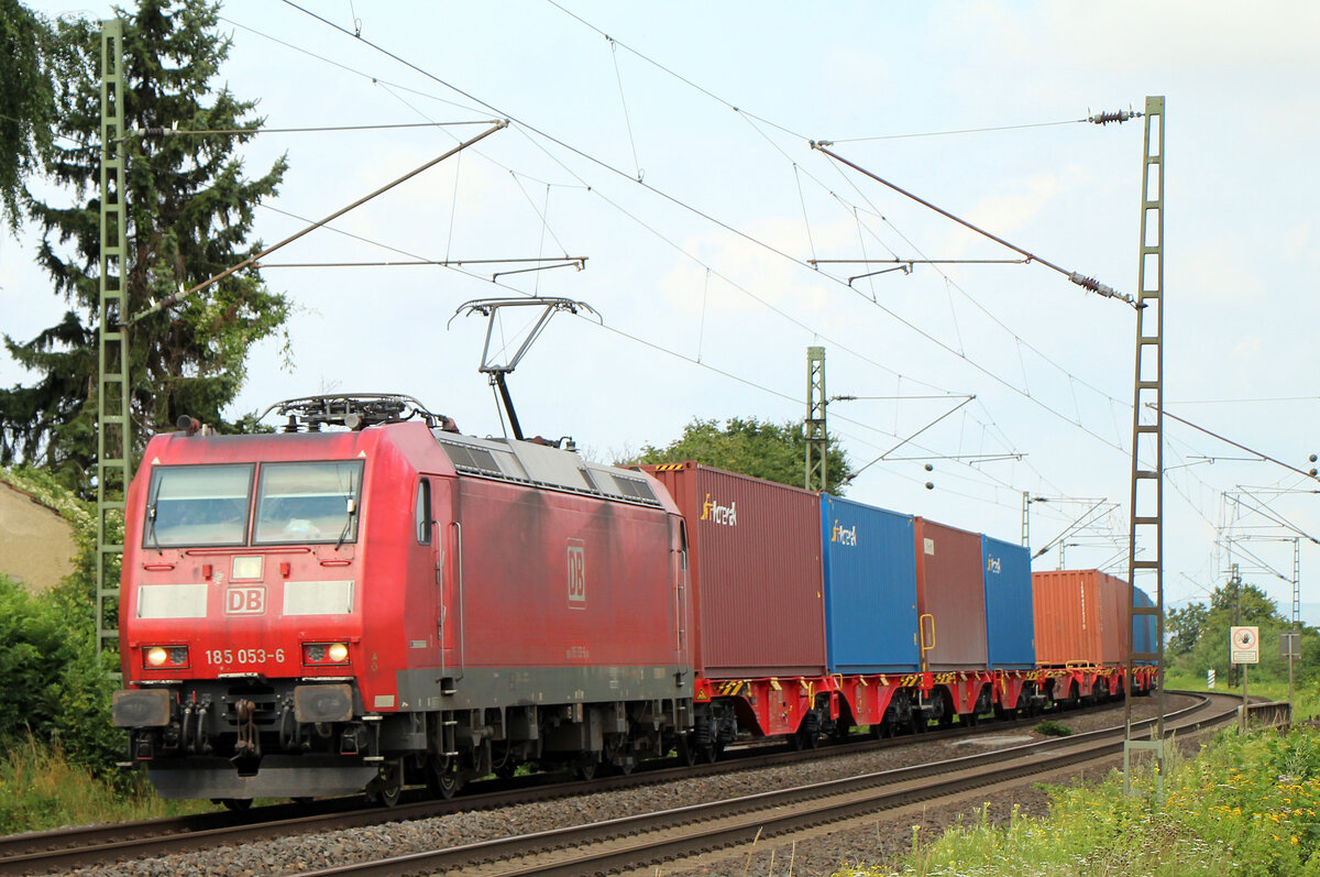 Ja, und die DB fährt auch noch gelegentlich auf ihren Gleisen... DB 185 053 mit Containerzug am 27.07.2021 auf der linken Rheinstrecke bei Mülheim - Kärlich