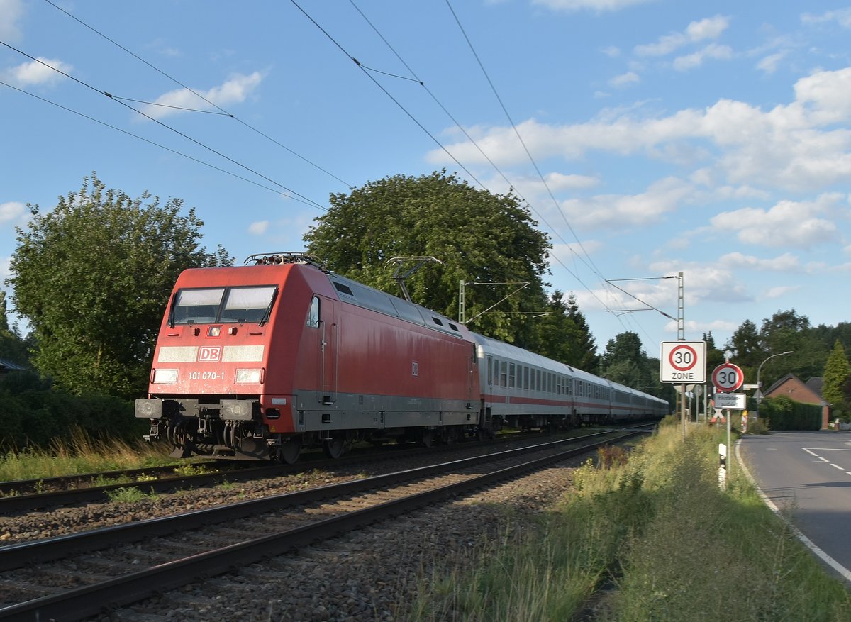 Ja es ist wieder der IC2223 den ich hier abgelichtet habe, diesmal an der Brückenstraße in Anrath und von der 101 070-1 gezogen. 3.8.2017