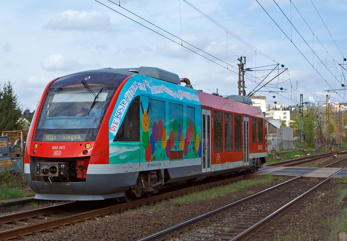 Ja das gibt es auch, eine Werbe LINT 27.....

Der Dieseltriebwagen 640 003-9 (9580 0 640 003-9 D-DB ABp) ein Alstom Coradia LINT 27 der DreiLänderBahn als RB 93 (Rothaarbahn) Bad Berleburg - Kreuztal - Siegen Hbf am 06.04.2014 beim Bü km 104,2 in  Siegen-Weidenau (früher Hüttental-Weidenau), kurz vor dem Erreichen der Endstation Siegen Hbf. 

Er trägt nun die Werbung  Die beste Bildung findet ein gescheiter Mensch auf Reisen  (ein Zitat von Johann Wolfgang von Goethe). 

Der LINT wurde 2000 von Alstom (LHB) unter der Fabriknummer 153797-003 gebaut, er hat die EBA-Nummer EBA 96W09R 003.
