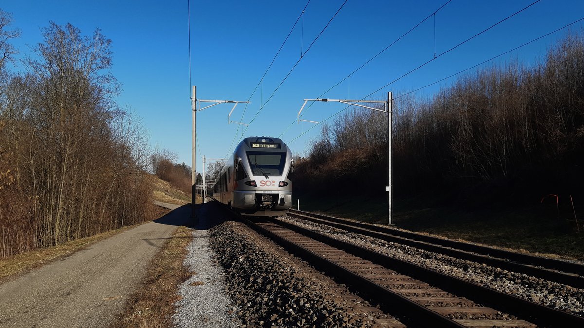 Ja, ich stehe noch auf dem Weg, der links im Bild erkennbar ist! Die Bahnlinie verläuft hier sehr nah am Wanderweg nach Mörschwil, weshalb ich diese Strecke für Bahnfotos ideal finde.
Der RABe 526 043  Churfirsten  hat das Steinachtobel soeben verlassen und wird in Kürze seinen nächsten Halt in Mörschwil einlegen. Er ist auf der Ringlinie S 4 unterwegs nach Sargans.

Mörschwil Obertobel, 21.02.2021 (Handybild)