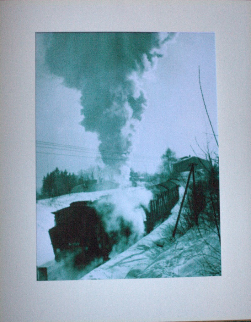Ja, die Oualität ist grenzwertig,aber es handelt sich um ein historisches Foto der Steilstrecke Eibenstock Unterer Bahnhof-Eibenstock Oberer Bahnhof. Eine Lok der
Baureihe 94 mit Riggenbachgegendruck Bremse schiebt den Personenzug nach Eibenstock Oberer Bahnhof.Das Foto hängt im Gastraum des Hotels  Zum  Kranichsee  Weitersglashütte. Fotoerlaubnis lag vor. 10.02.2016 07:50 Uhr.