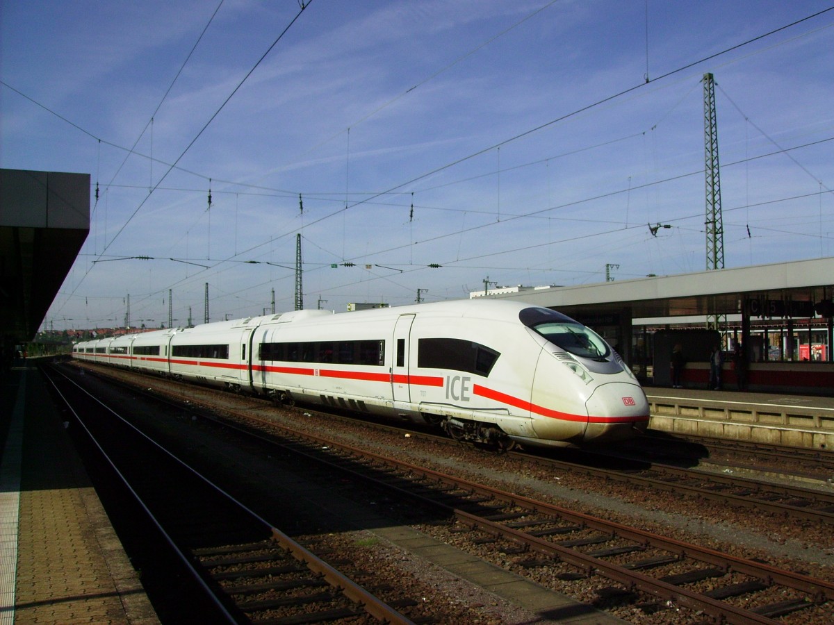 Ja was steht denn da? Ach blo� ein bl�der moderner ICE!
Dachte ich am Anfang auch bis ich genauer hinsah! Denn pl�tzlich fiel mir ein, der war doch in der Presse. Ja und siehe da, der geneigte Fotograf muss erst die Heimat verlassen um, den neuen Velaro D (Einheit 707) live zu sehen. So gesehen in der Mittagspause des Schulausfluges im Saarbr�ckener Hauptbahnhof am 02.10.2013.

PS: Und wann kriegt das Ding ne Zulassung? :-D