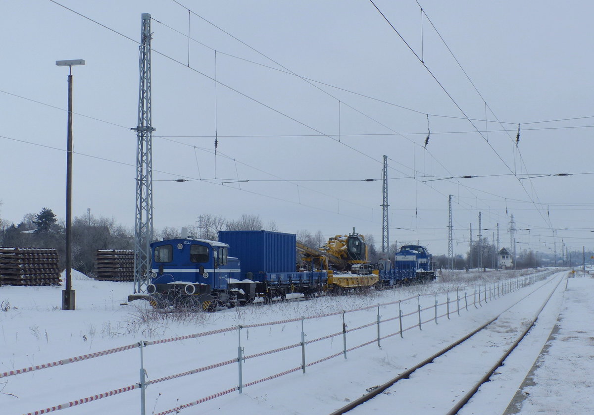 Jaeger Bernburg 335 014-7  Elli  am 13.02.2021 mit einem Bauzug in Angersdorf.