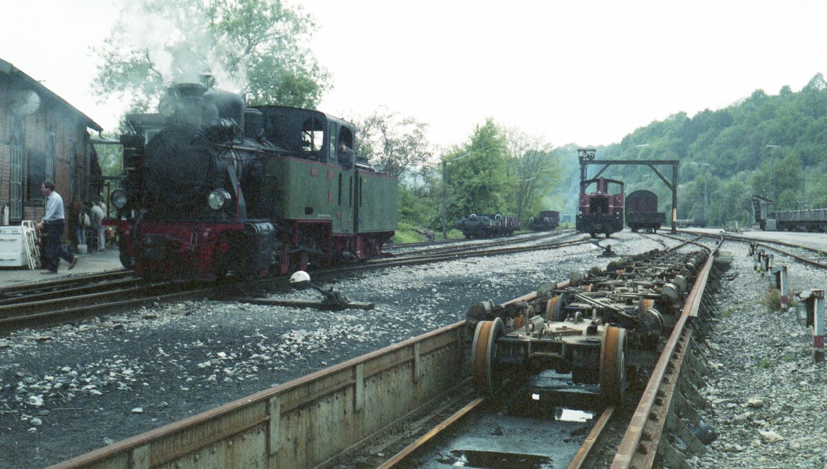 Jagsttalbahn__Rollbock-Grube im Bf Möckmühl mit Lok 99 4652 und einer der beiden Dieselloks 2201/2202 [Gmeinder 1965]. Mit Führerhaus an Führerhaus gekuppelt waren die Zwillinge als  Jagsttal-Krokodil  unterwegs. 22-01 ist inzwischen beim  Öchsle  im Einsatz,22-02 nach grundlegender Überholung wieder bei der Jagsttalbahn. [Quelle:Jagsttalbahnfreunde e.V.]__17-05-1986