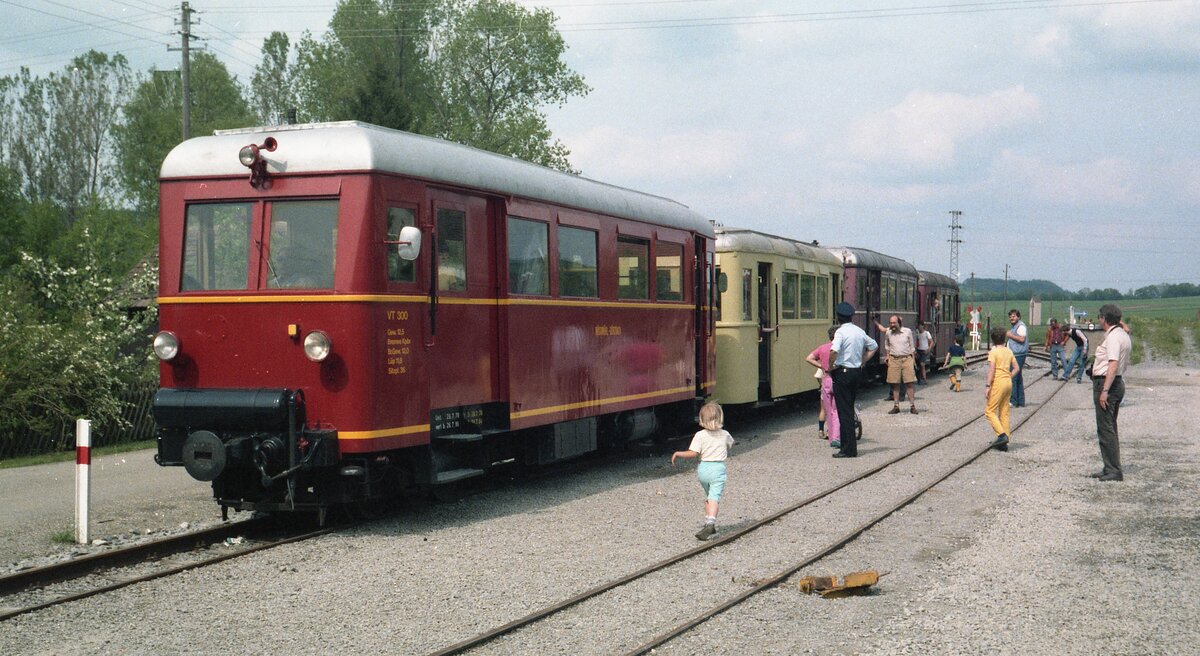 Jagsttalbahn__VT 300 mit 3 VBs (Station Westernhausen ?)__17-05-1986