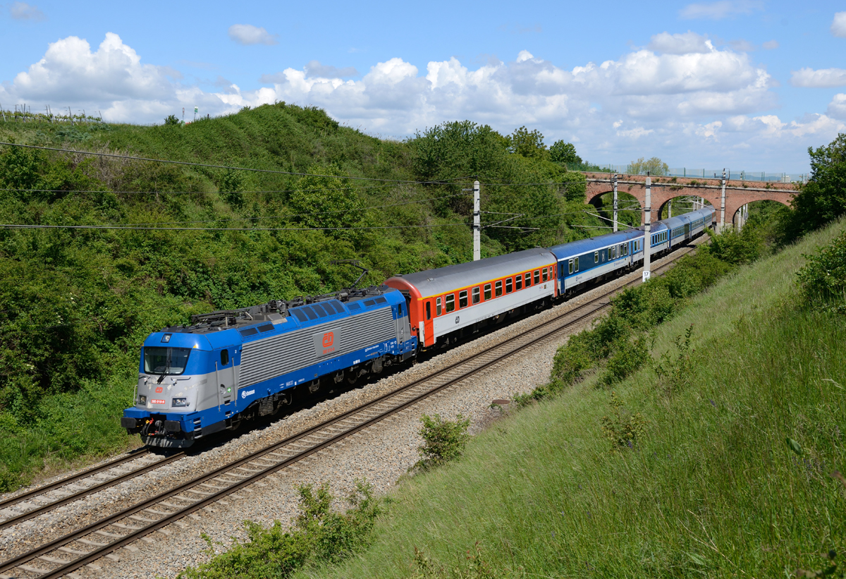 Jahre lang verachtet, nun erheblich  beachtet.
Die alte bei Guntramsdorf über die Südbahn gespannte Ziegelbrücke, welche auch als Kaiserbrückerl bekannt ist. 
Nachdem unlängst beschlossen wurde dieses ansehnliche historische  Bauwerk durch eine neue Betonkonstruktion zu ersetzen ist sie in der Gunst der Fotografen beträchtlich gestiegen.
Auch ich habe die CD 380 010 mit dem EC 73  Smetana  von Prag nach Wiener Neustadt am 08.05.2014 dort verewigt. 