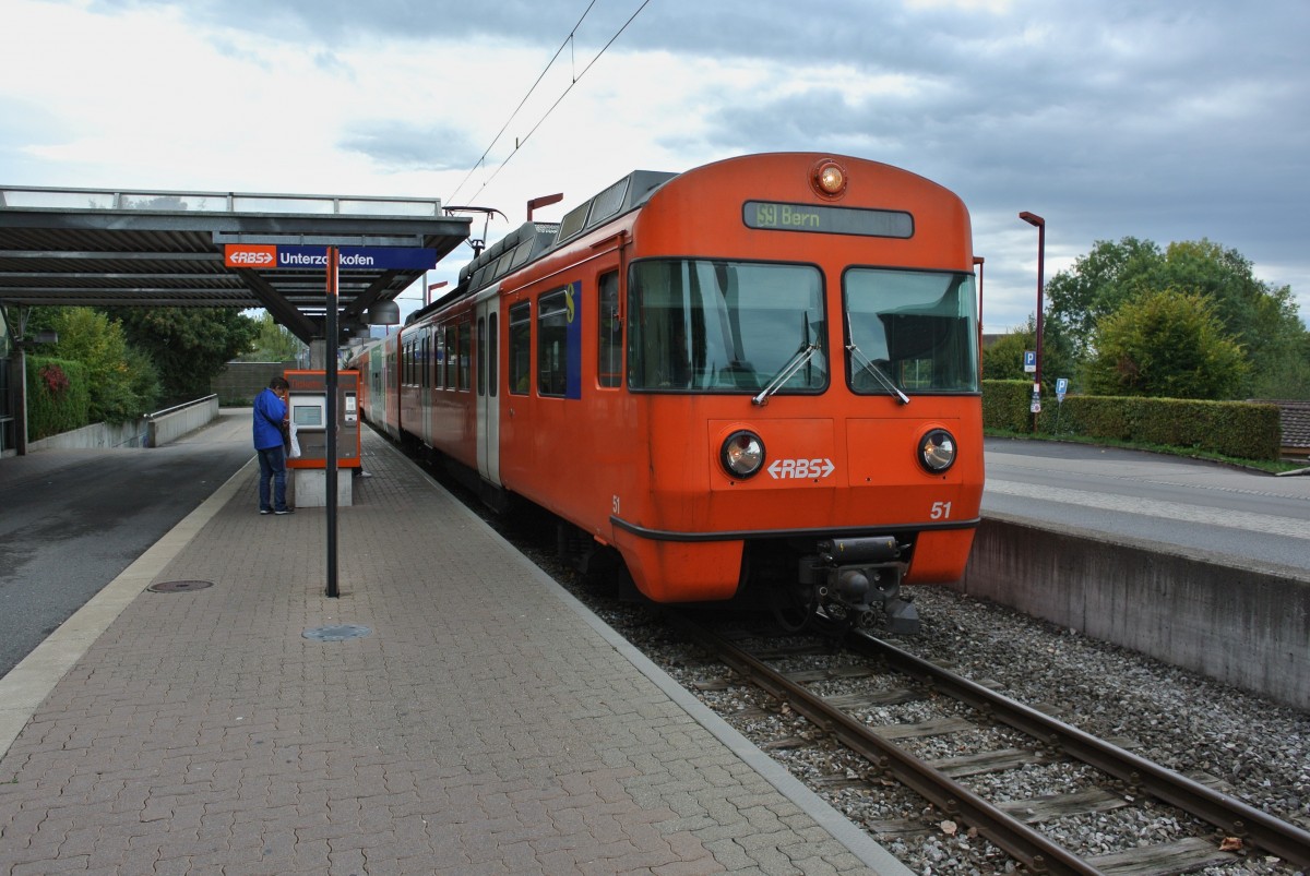 Jahrelang prgten die Mandarinli die S9. Heute werden diese Zge auf dieser Linie nur noch eingesetzt wenn zu wenig Secondas verfgbar sind. Im Bild fhrt der Be 4/12 Nr. 51 bei Einfahrt in Unterzollikofen, 15.10.2013.