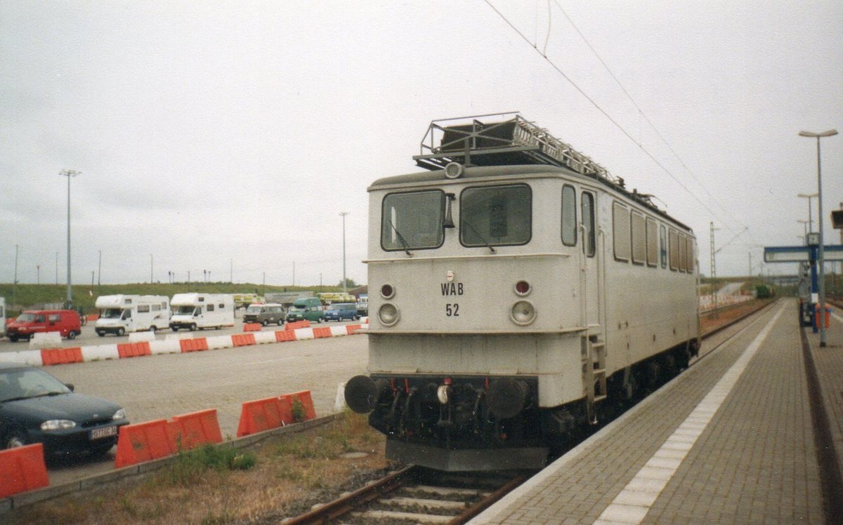 Jahrelang Stammgast auf Rügen waren die WAB,selbst in Mukran konnte man die WAB beobachten.Im August 2004 stand WAB 52 am Bahnsteig in Mukran.